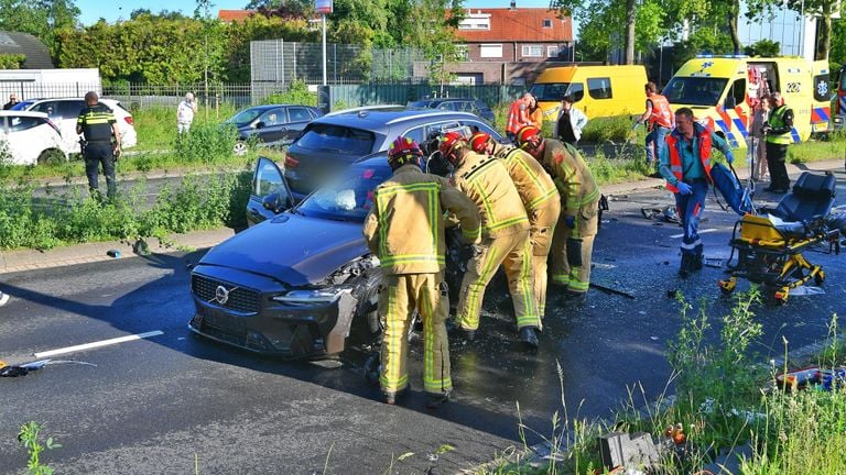De brandweer moest de man uit zijn auto bevrijden (foto: SQ Vision/Rico Vogels).