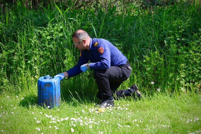 De brandweer deed onderzoek naar de inhoud van de jerrycan (foto: SQ Vision/Sander van Gils).
