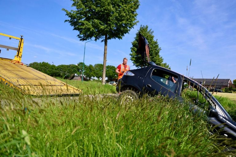 Een auto kwam in de beek terecht (foto: SK-Media).