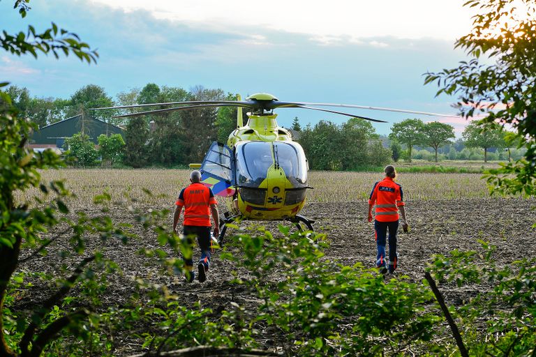 De traumahelikopter landde in de buurt (foto: SQ Vision/Rico Vogels).