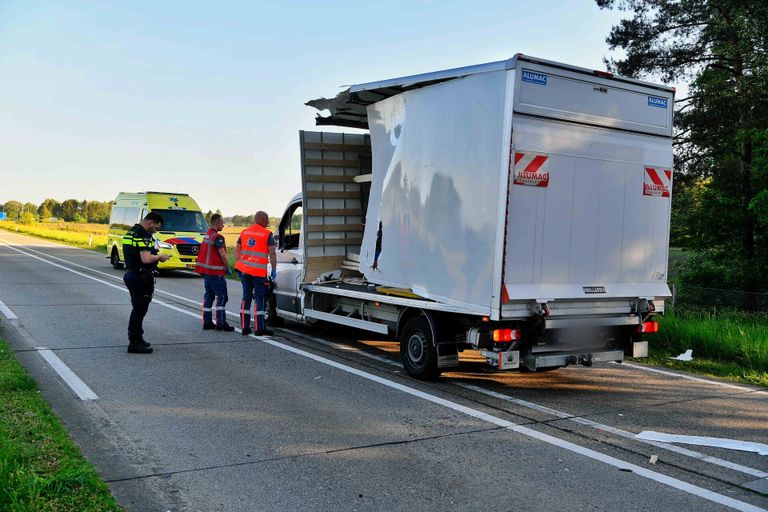 De bakwagen raakte flink beschadigd (foto: SQ Vision/Rico Vogels).