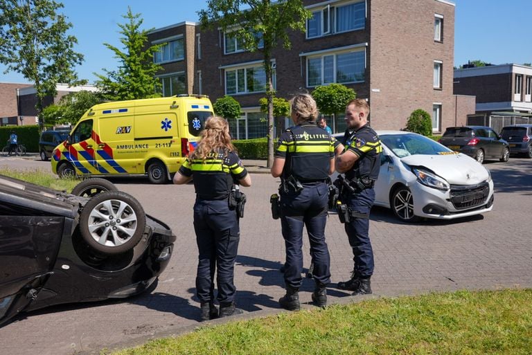 Ook de andere auto raakte beschadigd (foto: SQ Vision/Gabor Heeres).