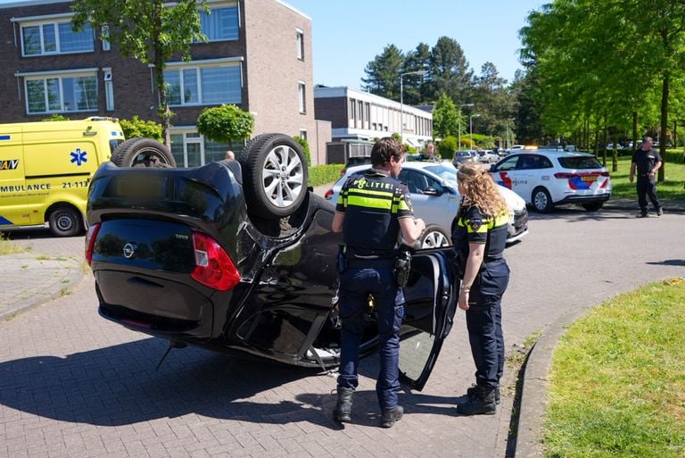 Een auto belandde op de kop (foto: SQ Vision/Gabor Heeres).