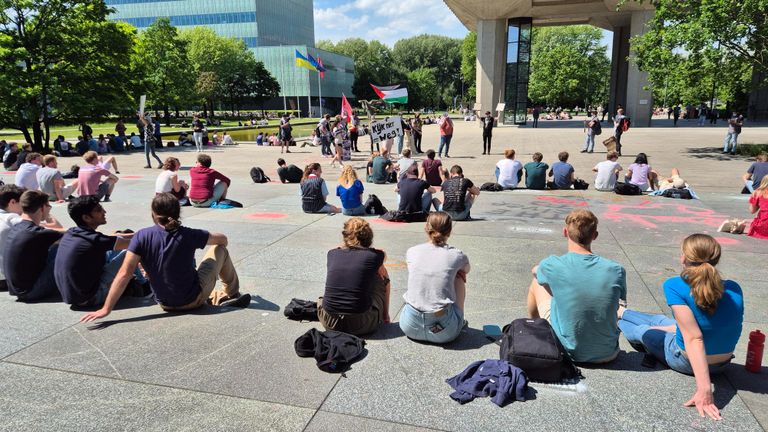 De demonstranten liepen van het station naar de universiteit (foto: Omroep Brabant).