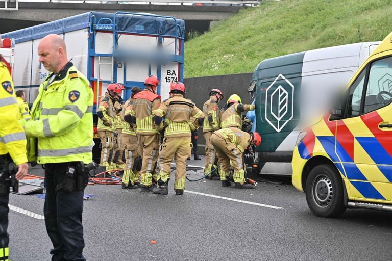 De brandweer was met veel mensen bij het ongeval (foto: SQ Vision).