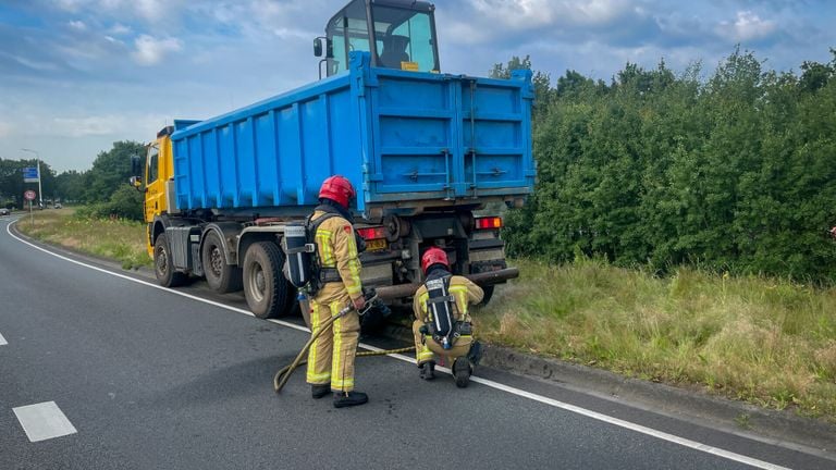 De brandweer kon de remmen koelen (foto: SQ Vision/Harrie Grijseels).