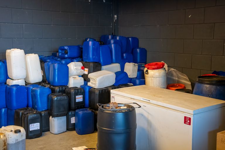 Er stonden veel jerrycans in de ruimte (foto: SQ Vision/Iwan van Dun).