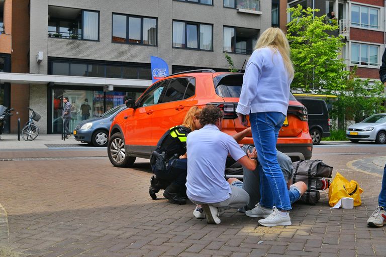 Omstanders hielpen de fietser na het ongeval (foto: SQ Vision/Rico Vogels).