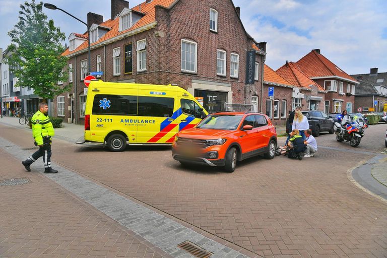 De man werd nagekeken in de ambulance (foto: SQ Vision/Rico Vogels).