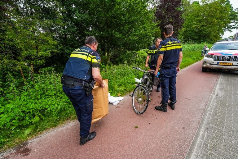 De hulpdiensten kwamen naar het fietspad (foto: SQ Vision/Dave Hendriks
