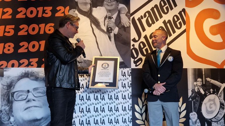 De zanger nam het certificaat vol trots in ontvangst (foto: Noël van Hooft).