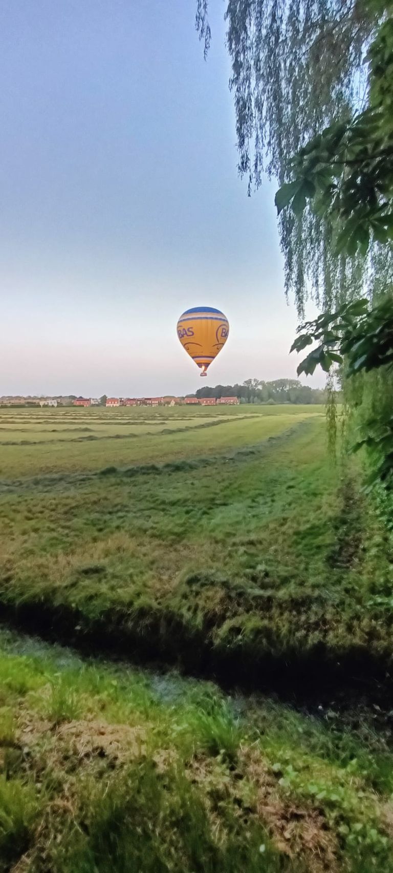 De ballon net voor de landing (foto: D.V.)