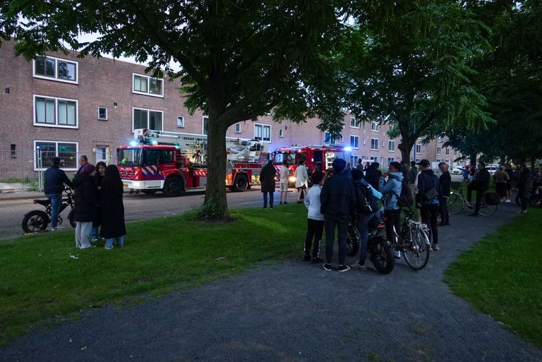 De brand trekt veel bekijks (foto: Gabor Heeres/SQ Vision).