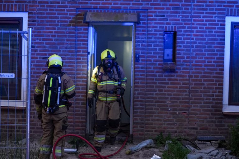 De brandweer heeft de deur geforceerd (foto: Gabor Heeres/SQ Vision).