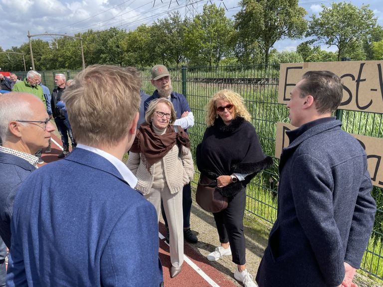 Omwonenden in gesprek met de gedeputeerde (Foto: Alice van der Plas)