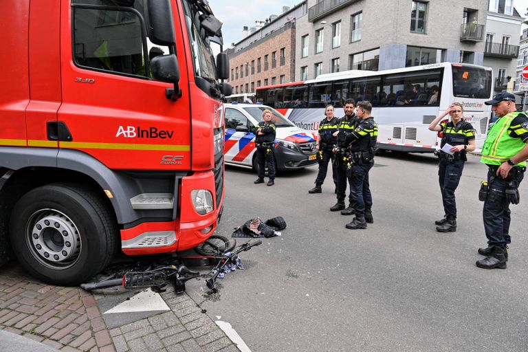 Van de fiets is na het ongeluk weinig over (foto: SQ Vision/Tom van der Put).
