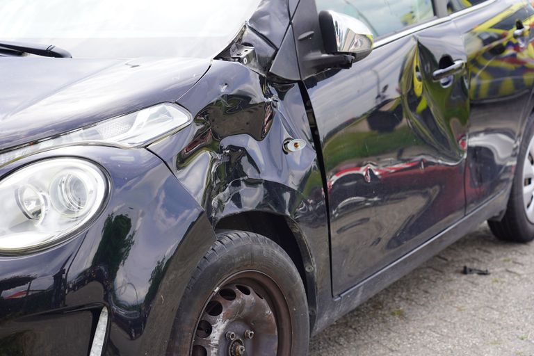 De auto was na het ongeval behoorlijk ingedeukt (foto: SQ Vision/Jeroen Stuve).