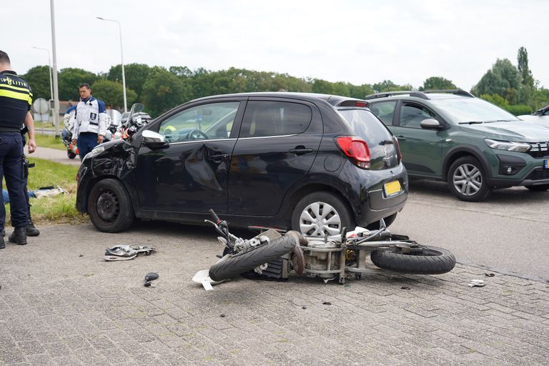 De zijkant van de auto en de brommer liepen flinke schade op (foto: SQ Vision/Jeroen Stuve).