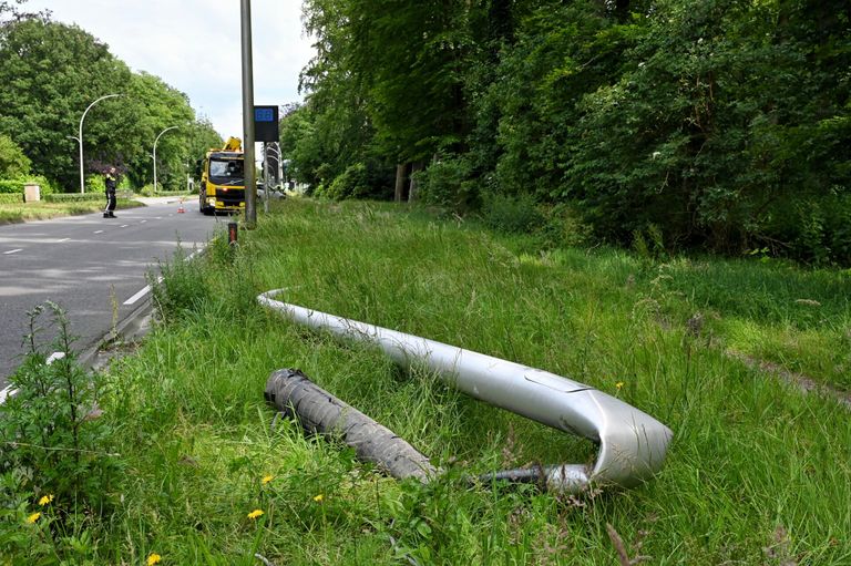 De lantaarnpaal werd uit de grond gereden (foto: SQ Vision/Toby de Kort).