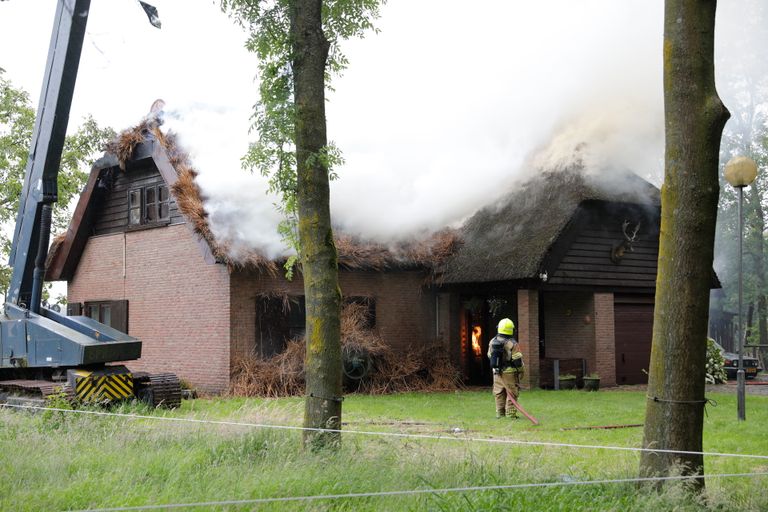 Veel rook bij de woningbrand (foto: Christian Traets/SQ Vision)