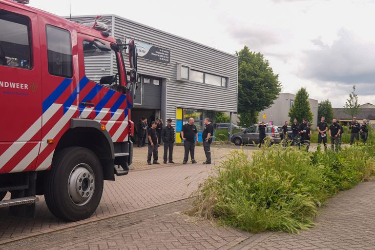 Het personeel staat buiten te wachten (foto: Harrie Grijseels/SQ Vision).