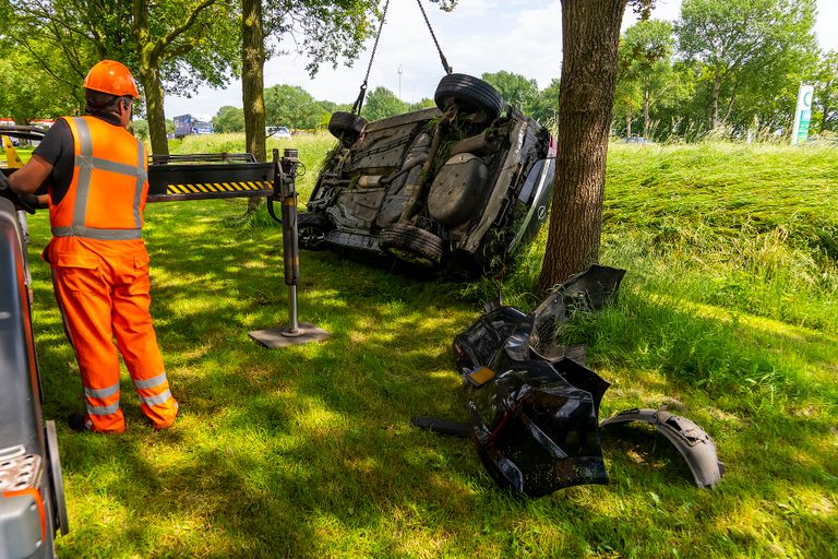 Een bergingsbedrijf takelde het voertuig uit de sloot (foto: SQ Vision/Gabor Heeres).