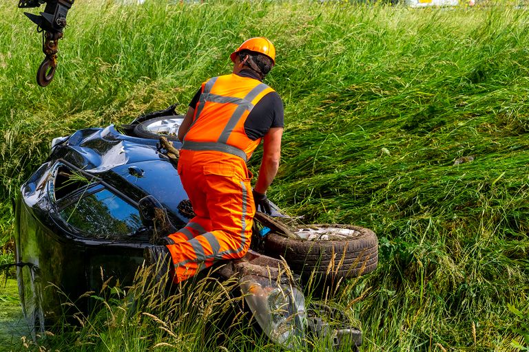 De auto kwam in de beek terecht (foto: SQ Vision/Gabor Heeres).