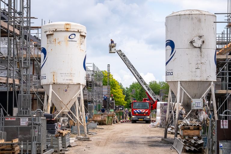 De brandweer kwam met een hoogwerker naar de plek van het ongeval (foto: SQ Vision/Iwan van Dun).