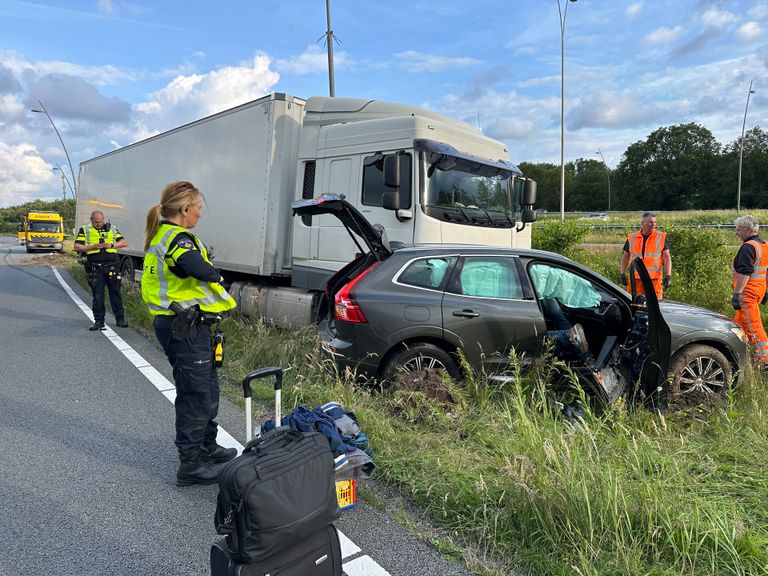 De voertuigen kwamen in de berm terecht (foto: SQ Vision/Dave Hendriks).