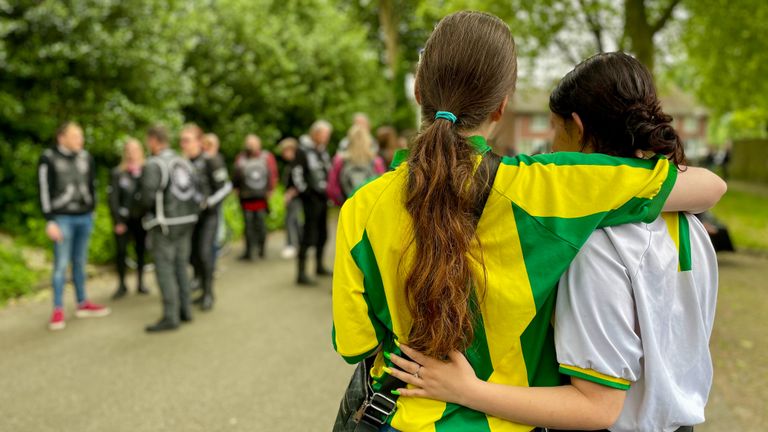 Zus Dylana en haar vriendin Marissa droegen speciaal voor Dustin een t-shirt van ADO Den Haag.