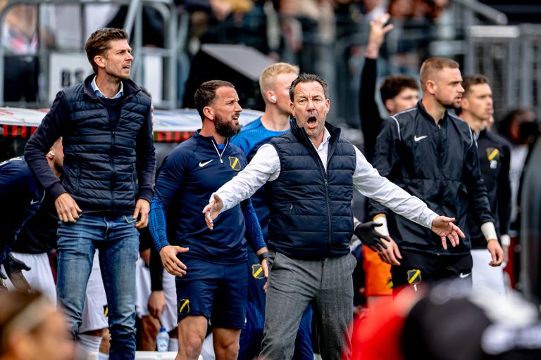 NAC-trainer Jean-Paul van Gastel in de eerste helft (foto: Eye4Images).