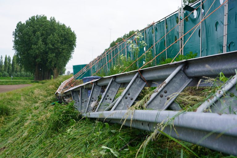 De vangrail bleef ook niet ongemoeid (foto: SQ Vision/Jeroen Stuve).