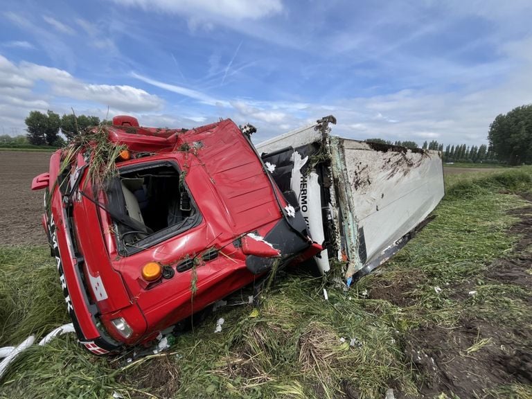 De vrachtauto raakte zwaar beschadigd (foto: SQ Vision/Jeroen Stuve).