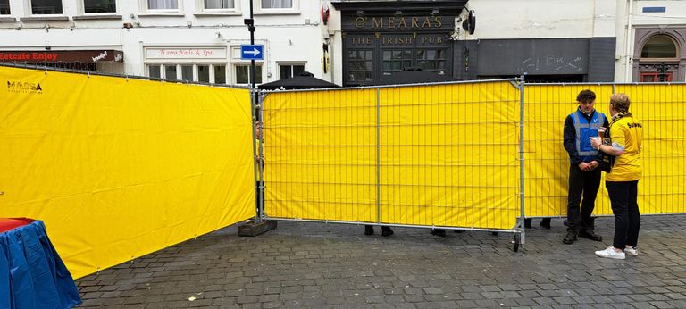 De hekken rondom de Grote Markt gaan dicht.