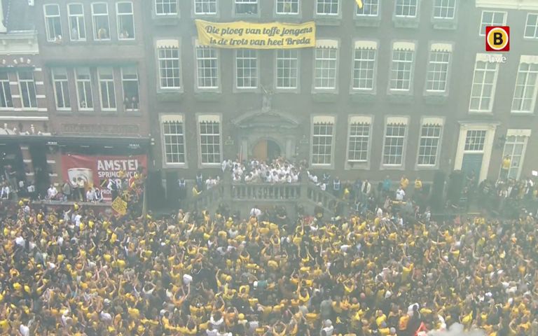 De spelers staan op het bordes en de fans gaan los!