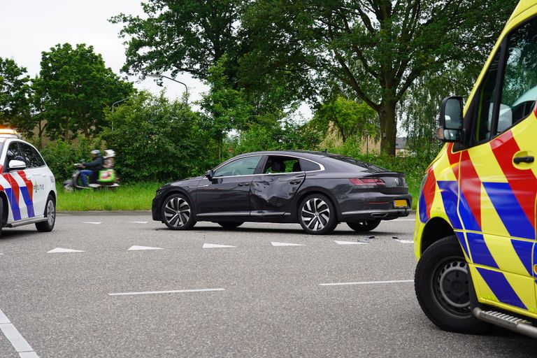 Motorrijder klapt tegen de zijkant van een auto en raakt gewond (foto: Jeroen Stuve/SQ Vision).