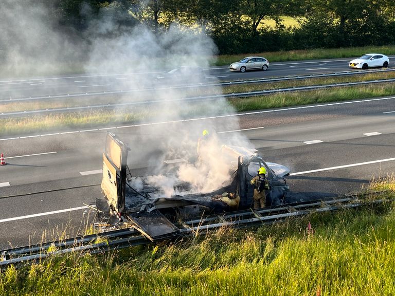 De bakwagen is volledig afgebrand (foto: Jeroen Stuve/SQ Vision)..