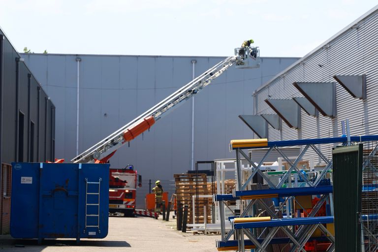 De brandweer zette een laddervoertuig in (foto: SQ Vision/Sander van Gils).