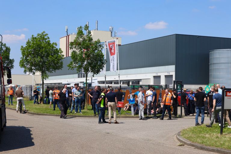 De medewerkers keken toe hoe de brandweer in actie kwam (foto: SQ Vision/Sander van Gils).