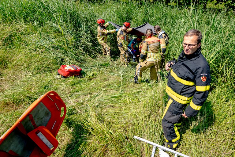 De man moest door de brandweer uit een beek gehaald worden (foto: Eye4images).