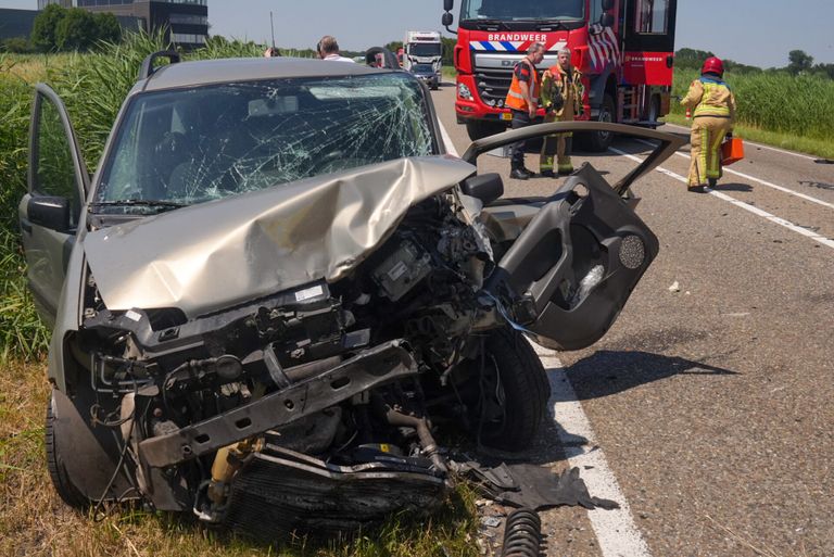 Er bleef weinig over van de voorkant van de auto's (foto: SQ Vision/Harrie Grijseels).