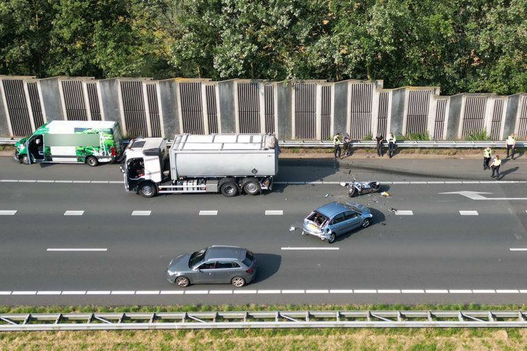 Er was flinke schade aan de voertuigen (foto: SQ Vision/WdG).