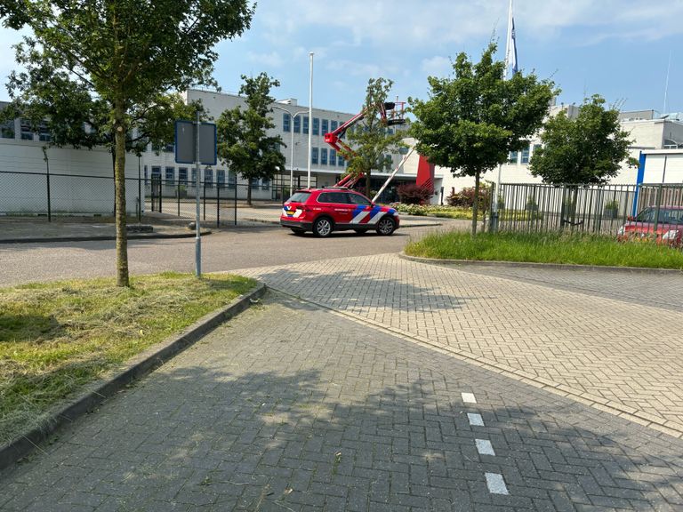 De hoogwerker stond op het gevangenisterrein (foto: SQ Vision/Marco van den Broek).