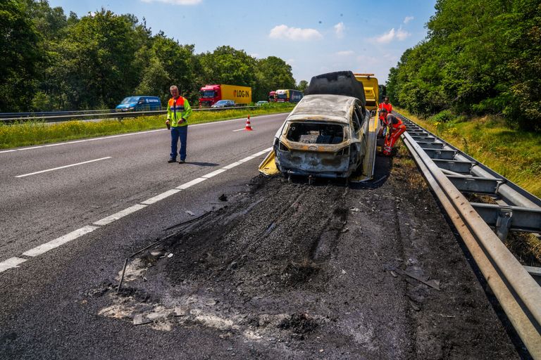 De auto werd afgevoerd (foto: SQ Vision/Dave Hendriks).