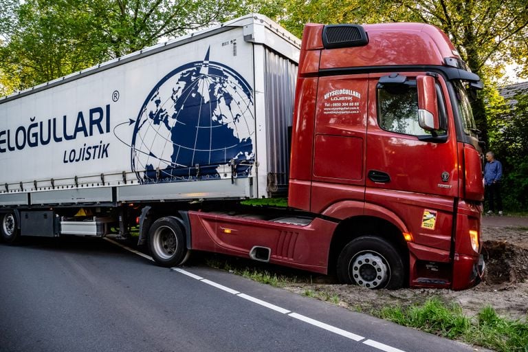 De vrachtwagen reed zich flink vast (foto: SQ Vision/Jack Brekelmans).