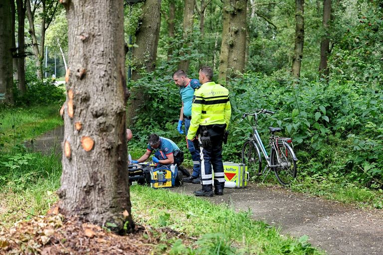 De man werd door omstanders gevonden in de berm (foto: Toby de Kort/SQ Vision