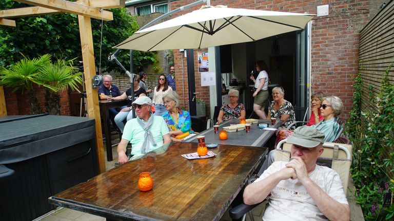 Het publiek in de tuin van Gijs geniet volop (foto: Rochelle Moes). 