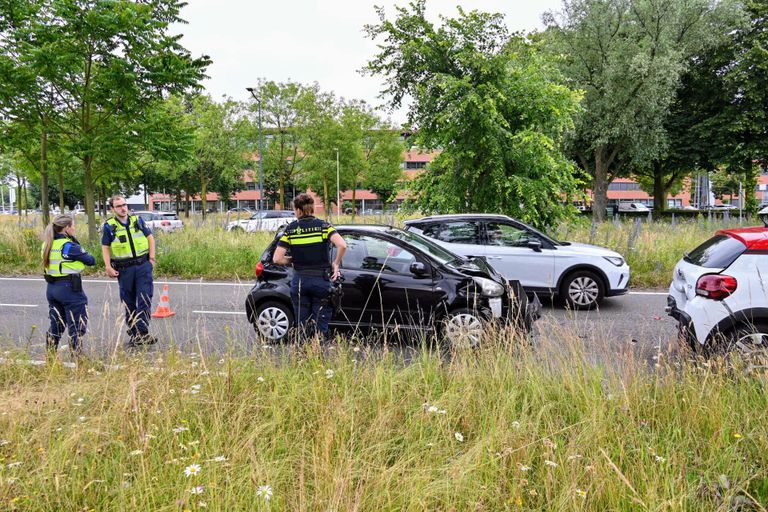 Enkele auto's liepen forse schade op (foto: Tom van der Put/SQ Vision.