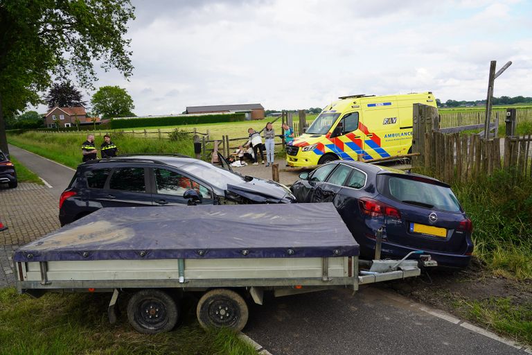 De auto's kwamen bij een beek met elkaar in botsing (foto: Jeroen Stuve/SQ Vision).