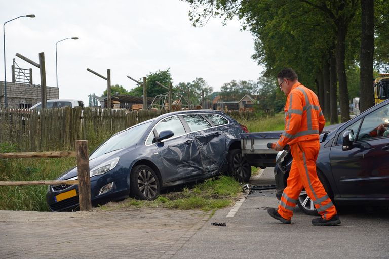 De auto met aanhanger kwam in de beek terecht (foto: Jeroen Stuve/SQ Vision).